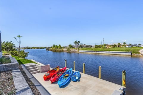 Gulf Access, Heated Saltwater Pool, Kayaks - Villa Sunset Lagoon House in Cape Coral