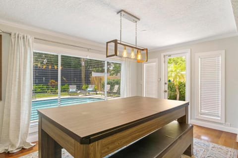 2 miles to Beach~ Pool ~Cabana~ Pool Table House in Deerfield Beach