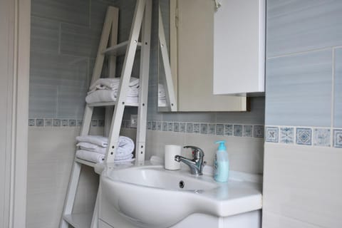 Bathroom, towels