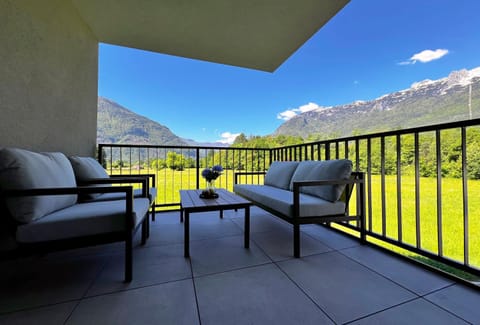 Balcony/Terrace, Balcony/Terrace, Mountain view