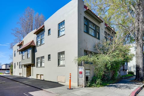 North Oakland Apartment Near Shopping and Dining Condo in Temescal