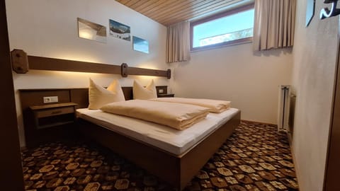 Bed, Photo of the whole room, Bedroom, internet