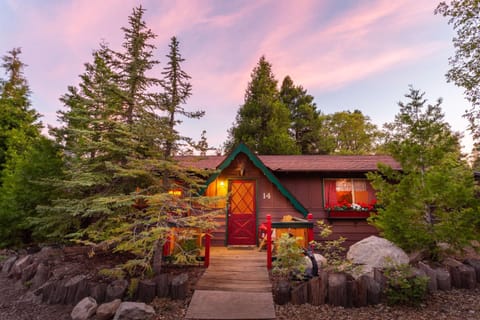 Arrowhead Pine Rose Cabins Camping /
Complejo de autocaravanas in Twin Peaks
