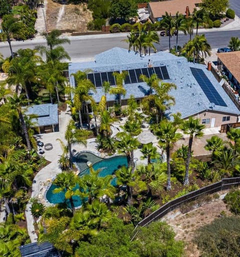 Oasis with heated pool, mini golf, hot tub & barbq area Casa in Vista