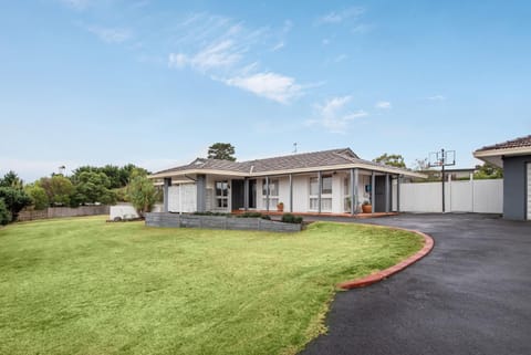 High Vista in Mount Eliza with Pool House in Mount Eliza