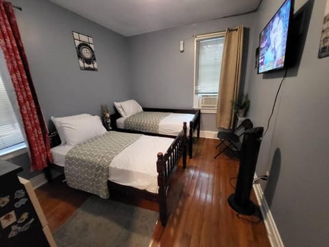 Calm 3 Bedroom apartment Condo in Irvington