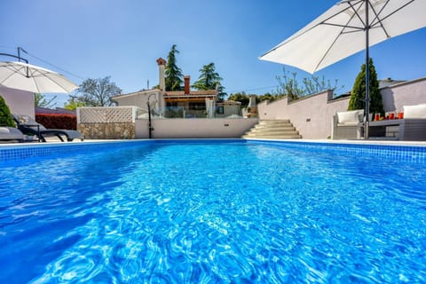 Property building, Garden, Swimming pool