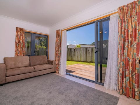 Hosts on the Coast Harbourside Haven House in Whangamatā