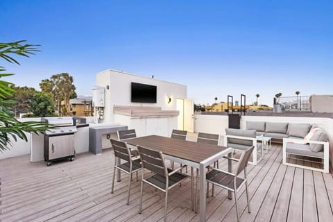 Property building, Patio, Communal lounge/ TV room, Day, BBQ facilities, BBQ facilities, TV and multimedia, View (from property/room), Balcony/Terrace, Balcony/Terrace, Living room, Seating area, Dining area, Evening entertainment