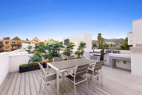 Property building, Patio, Day, Natural landscape, BBQ facilities, BBQ facilities, View (from property/room), Balcony/Terrace, Balcony/Terrace, Dining area, Mountain view