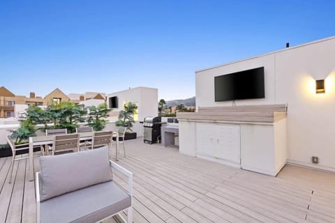 Property building, Patio, Communal lounge/ TV room, Day, Natural landscape, BBQ facilities, BBQ facilities, TV and multimedia, View (from property/room), Balcony/Terrace, Balcony/Terrace, Dining area, Evening entertainment, Sunrise, Sunset, sunbed