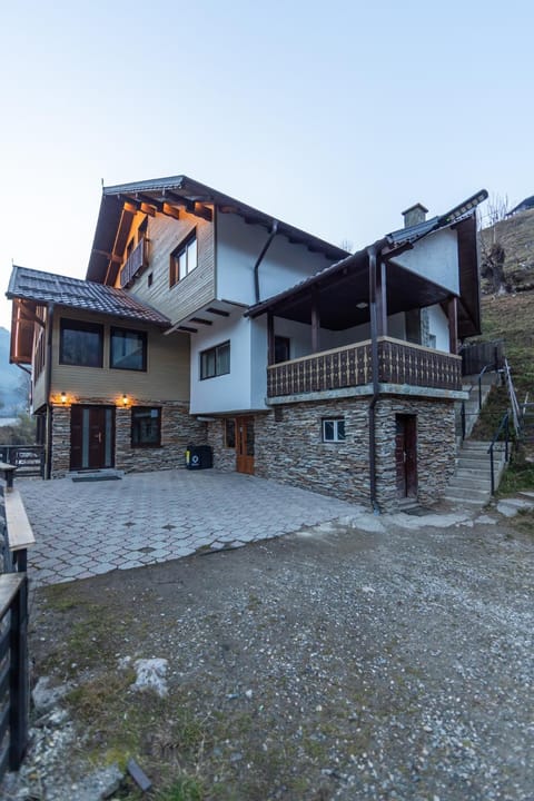 Ranger Chalet Bed and Breakfast in Brașov County