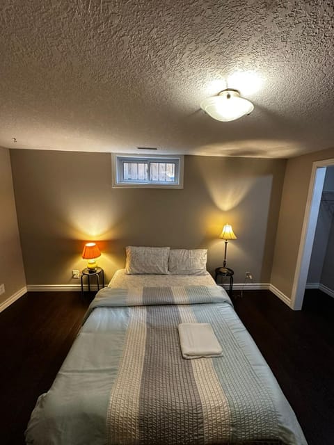 Deluxe Room Close to Restaurants, Plaza, Shopping, Gym & Colleges Vacation rental in Kitchener
