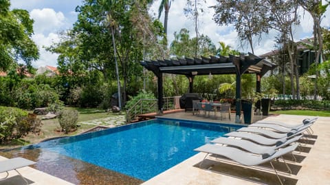 Casa de Campo 4-BR Retreat: Pool, Jacuzzi, Sauna, Chef & Maid Villa in La Romana
