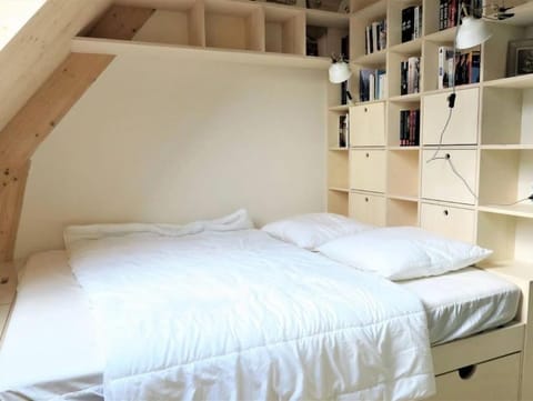 Bed, Library, Photo of the whole room, Bedroom, hair dresser, wardrobe