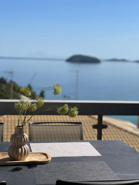 View (from property/room), Balcony/Terrace, Dining area, Sea view