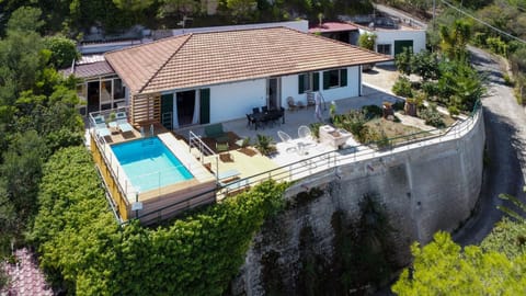 Property building, Bird's eye view, Swimming pool