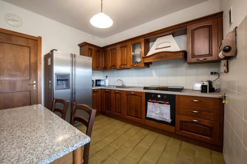 Kitchen or kitchenette, Dining area, dishwasher, minibar, pet friendly, stove