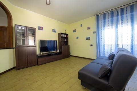 Communal lounge/ TV room, TV and multimedia, Living room, Seating area, Evening entertainment