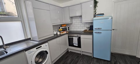 Coffee/tea facilities, Kitchen or kitchenette, oven, pet friendly, stove, toaster, washing machine