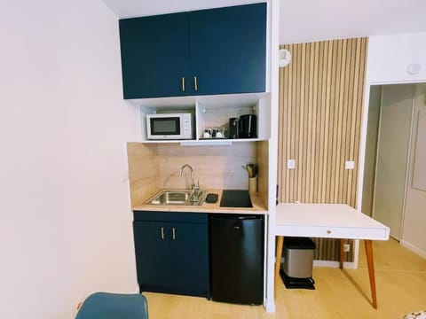 Kitchen or kitchenette, Dining area, minibar, stove