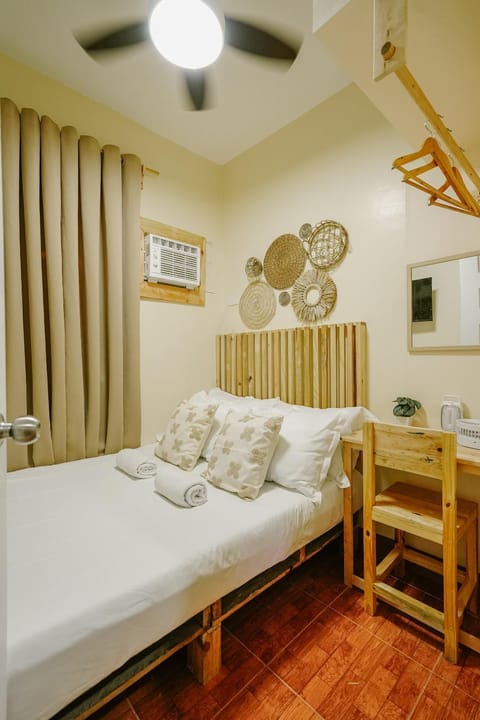 Bed, TV and multimedia, Photo of the whole room, Bedroom, air conditioner