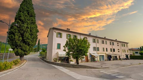 Property building, Day, Neighbourhood, Street view, Location