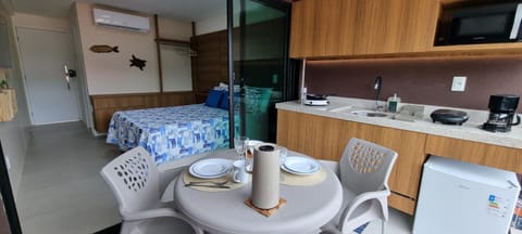 Bed, Coffee/tea facilities, Kitchen or kitchenette, Photo of the whole room, Seating area, Dining area, Bedroom, Breakfast, hair dryier, minibar, stove, toaster, air conditioner