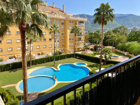 Property building, Natural landscape, Hot Tub, Mountain view, Pool view, Swimming pool