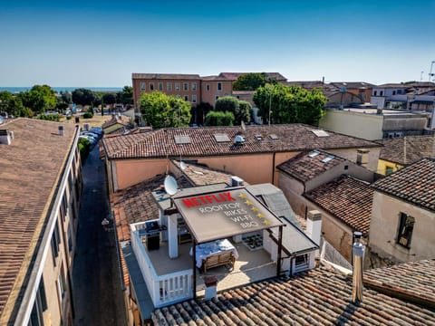 Property building, Day, Neighbourhood, Natural landscape, Bird's eye view, City view, Sea view, Street view, Location, Parking