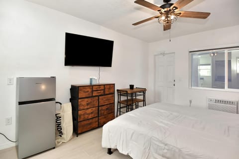 Bed, TV and multimedia, Photo of the whole room, Dining area