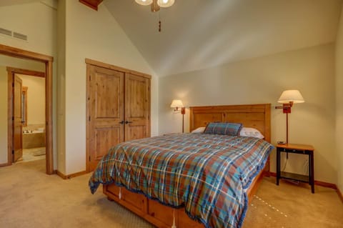 Tamarack Ski Resort Townhome - Elegant couple's retreat - Path to chairlift - Golf House in Valley County