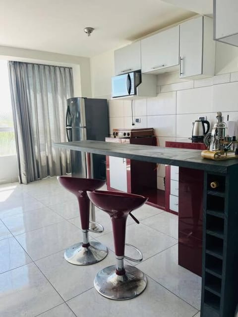 Kitchen or kitchenette, minibar, oven