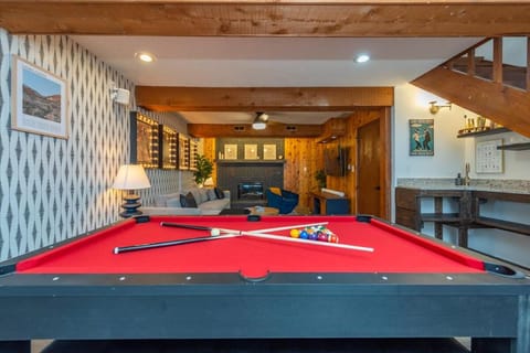 Game Room & Mini Golf Hot Tub Fire Pit House in Asheville