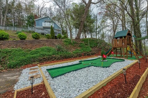 Game Room & Mini Golf Hot Tub Fire Pit House in Asheville