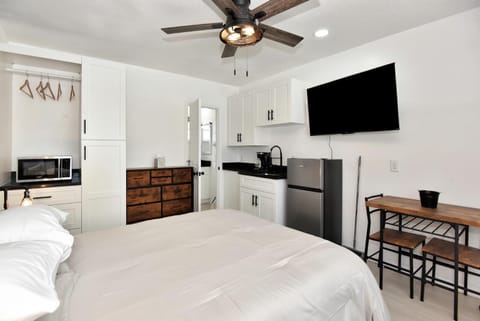 Bed, TV and multimedia, Kitchen or kitchenette, Photo of the whole room, Dining area, Bedroom, fireplace