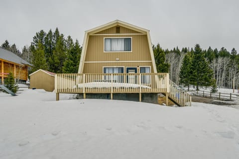 Island Park Cabin with Deck about 22 Mi to Yellowstone! Casa in Henrys Lake