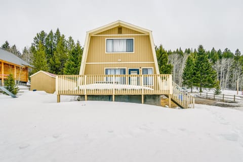 Island Park Cabin with Deck about 22 Mi to Yellowstone! Casa in Henrys Lake