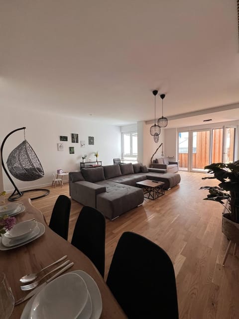 Living room, Photo of the whole room, Seating area, Dining area