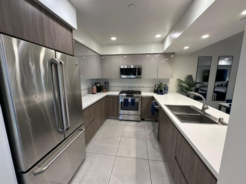 The Century City Cozy 3 Bedroom Apartment with free parking! Condo in Westwood