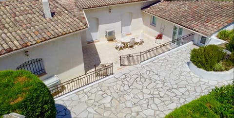 Country villa - Sleeps 8 - Mimosa view Villa in Mouans-Sartoux