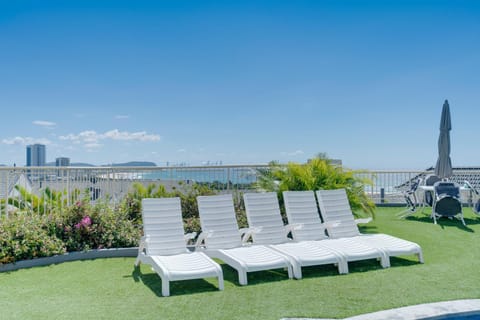 Spring, Day, Natural landscape, Garden, Living room, Seating area, Garden view, Sea view, sunbed