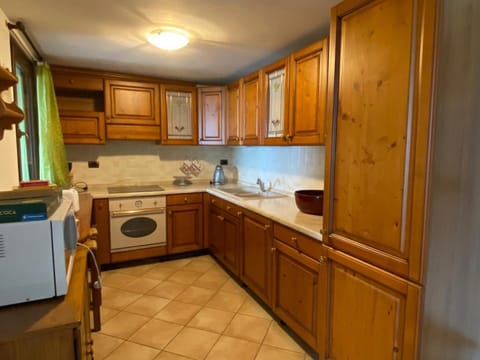 Kitchen or kitchenette, dishwasher, minibar