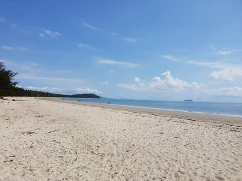 Footsteps to Four Mile - Port Douglas House in Port Douglas