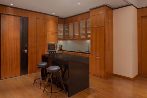 Kitchen or kitchenette, Dining area, oven, stove