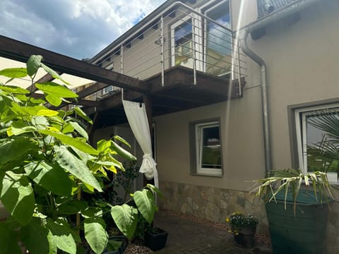 Property building, Garden, Balcony/Terrace, Garden view