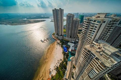 泳池景休闲家庭套房3房3厕6-10人适合家庭入住金海湾@Danga Bay Apartment in Johor Bahru