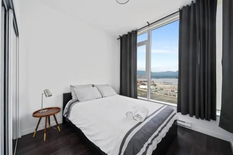 Bright and Modern Suite with Amazing views! Condo in Vancouver