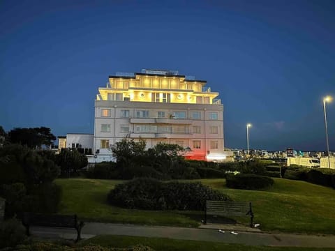 SHOREBANKS - Harbour View Apartment in Sandbanks. Apartment in Poole