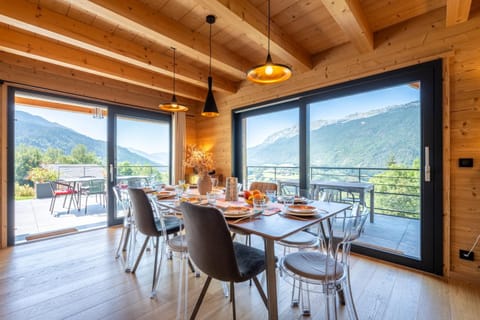 Natural landscape, View (from property/room), Balcony/Terrace, Dining area, Mountain view